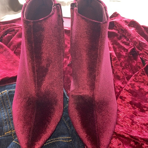 Old Navy Cranberry Velvet Ankle Boots Stiletto Heel Scarlet Wine Booties Size 8 - Picture 6 of 11